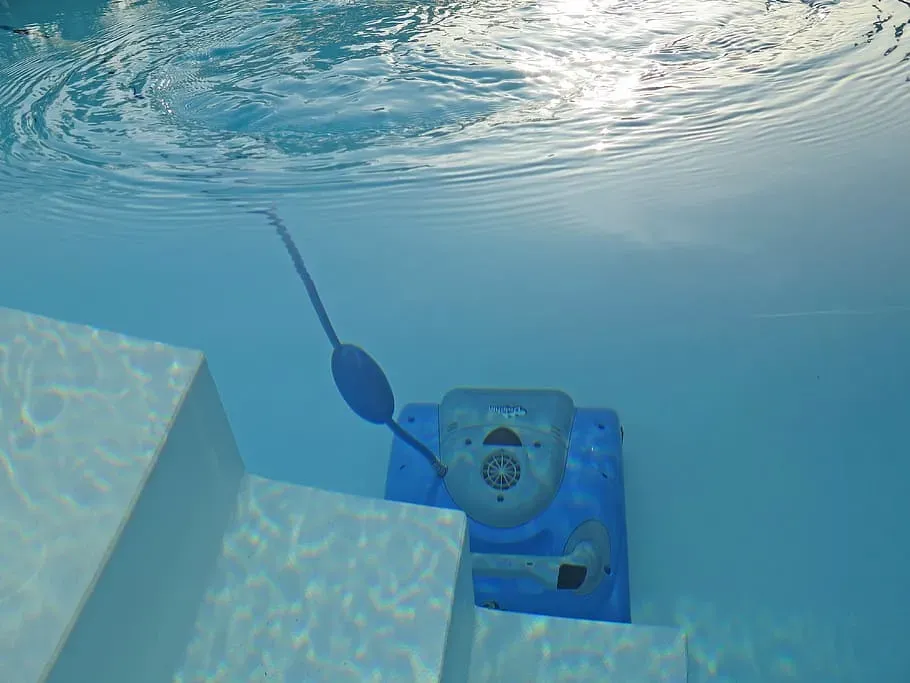 swimming-pool-cleaning-robot-blue