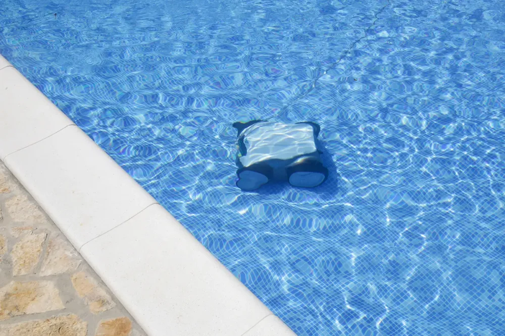 Robot de piscine sous l'eau